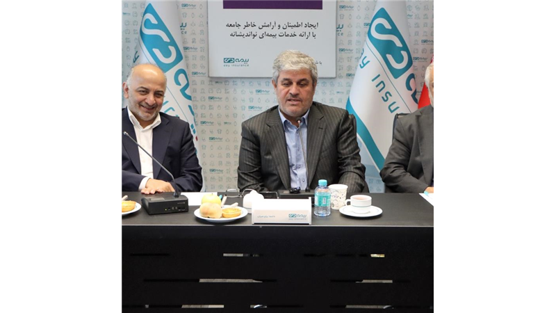 بیمه دی در کنار خدمت به خانواده ایثارگران، الگویی موفق برای صنعت بیمه کشور است