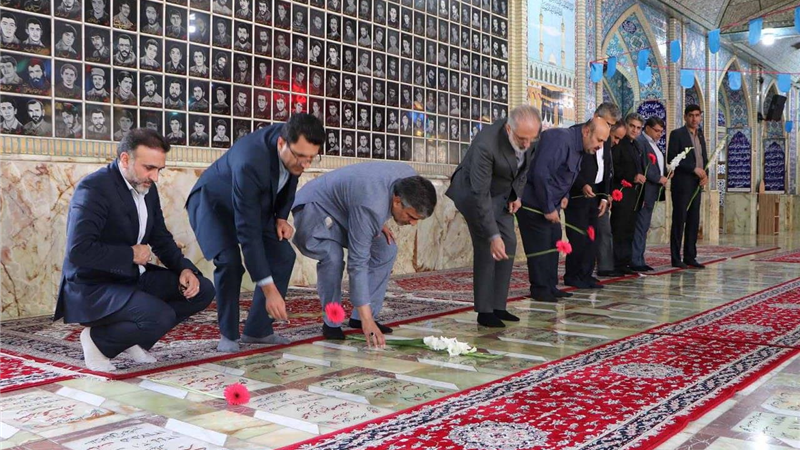 ادای احترام مدیرعامل بانک مسکن و هیات همراه به مقام شهدا/تاکید دکتر خورسندیان بر تلاش در جهت سربلندی ایران اسلامی