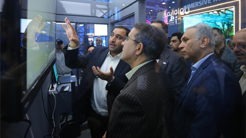 بازدید رییس سازمان اداری و استخدامی کشور از غرفه همراه اول؛ سامانه هوشمند مصاحبه آنلاین معرفی شد