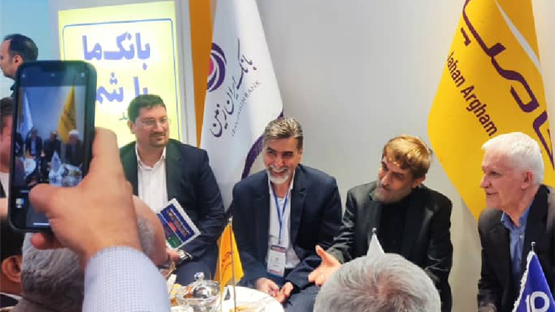 بازدید عضو مجمع تشخیص مصلحت نظام از غرفه بانک ایران زمین در یازدهمین نمایشگاه تراکنش ایران