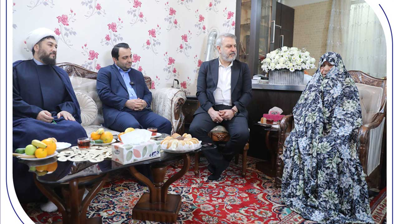 دیدار مدیرعامل بانک صادرات ایران با مادر و خانواده «شهید محمدنبی محمدی»