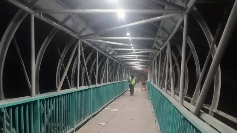 نورپردازی ۳۹ پل عابر پیاده و اهتزاز ۱۰ طاق نصرت در منطقه یک 