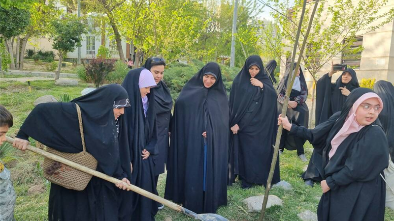 رویش نهال‌های ایستادگی در بوستان مادر منطقه2