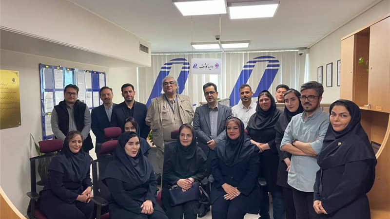 تقدیر مدیر امور روابط عمومی بانک ایران زمین از کارشناسان مرکز ارتباط با مشتریان