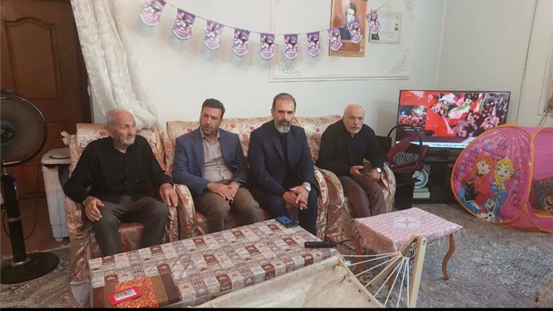 دیدار مدیر بیمه دی در اصفهان با جانباز ۷۰ درصدی و خانواده شهدای مبارکه
