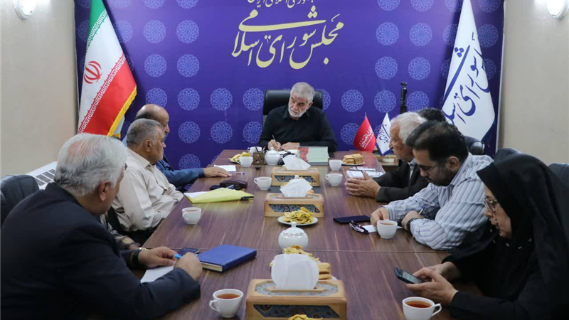 بررسی مسائل بازنشستگان آموزش‌وپرورش یزد در دیدار با نماینده مردم و مدیر بیمه دی